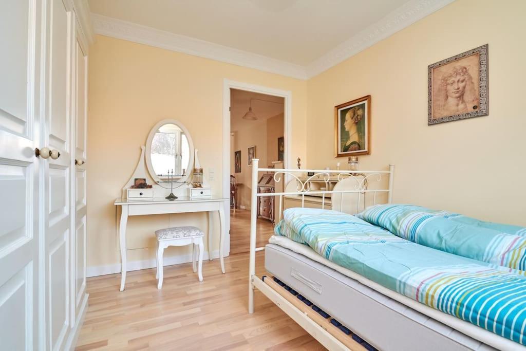 Classic Groundfloor With Patio Close To Metro Appartamento